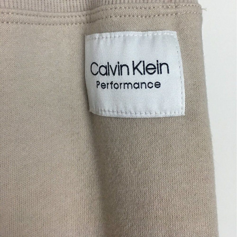 Calvin Klein  - Picture 2 of 9